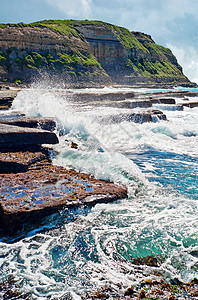 海岸上岩石的海浪溅射弹性风景波浪海岸线背景图片