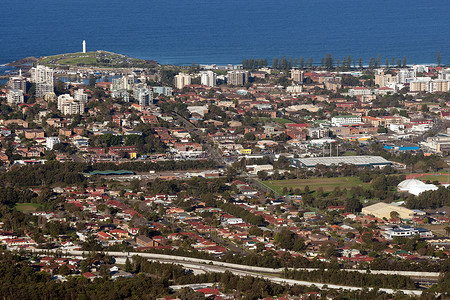 双长城和郊区海洋树木城市房屋天线背景图片