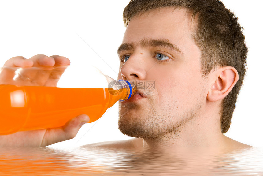 喝橙汁的年轻人细流饮食休息橙子毛巾男人早餐数字俱乐部微笑图片