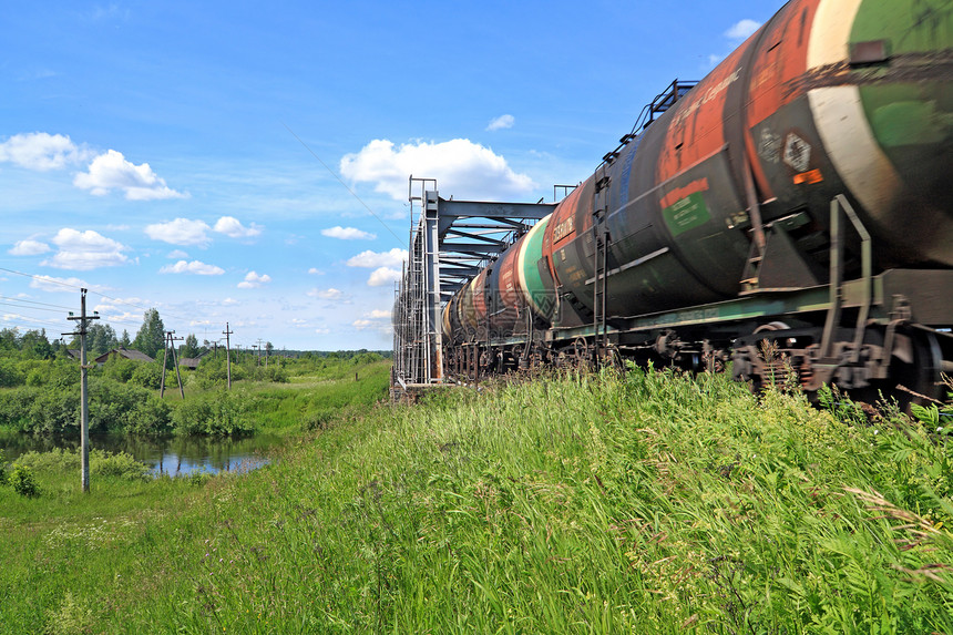 铁路桥附近货运火车碎石领带船运穿越车站平台旅行商业速度货物图片