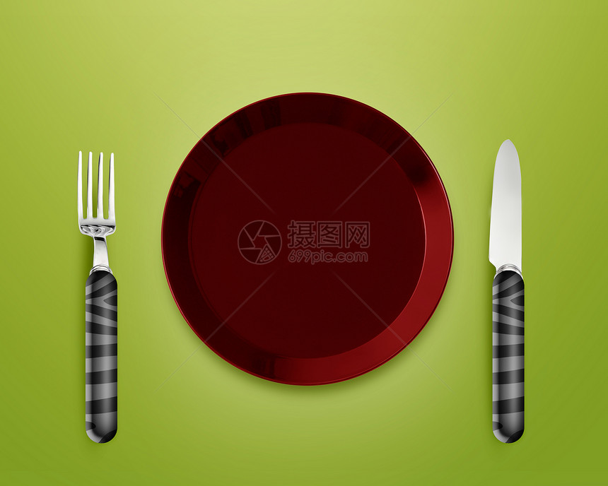 带刀叉的空板桌子红色服务环境餐厅银器陶器厨房用餐金属图片