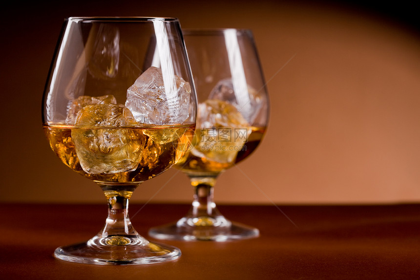 威士忌加冰块酒精立方体花萼麦芽反射瓶子水晶玻璃酒醉奢华图片