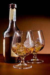 酒醉威士忌加冰块餐厅瓶子奢华酒吧饮料玻璃酒精花萼反射淡水背景