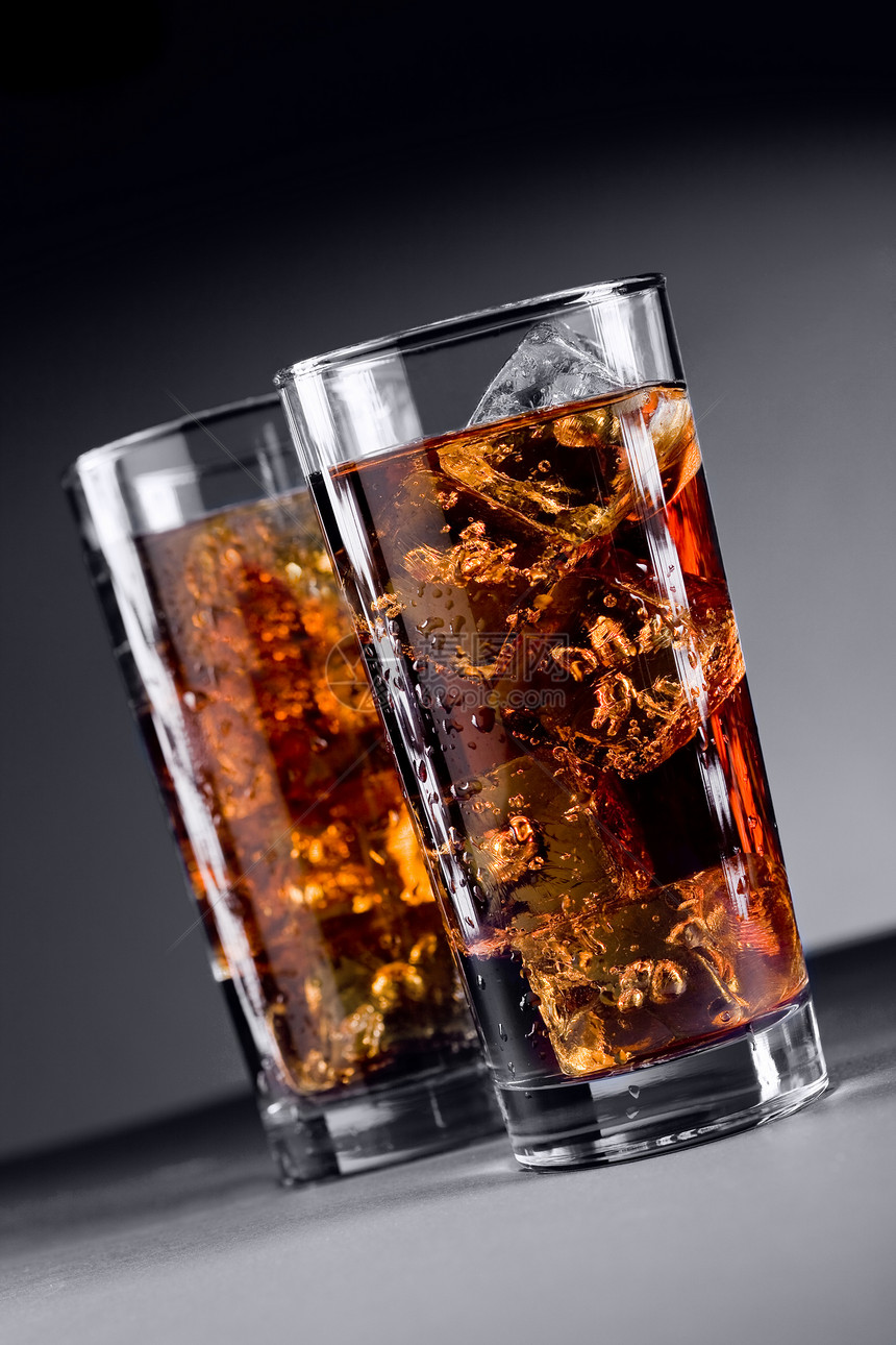 一杯加冰的可口可乐餐厅玻璃静物苏打立方体冰块液体口渴酒吧水晶图片