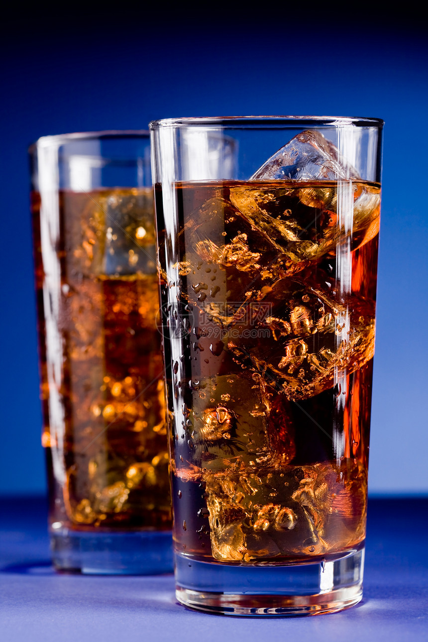 一杯加冰的可口可乐口渴立方体苏打反射静物水晶冰块玻璃餐厅棕色图片