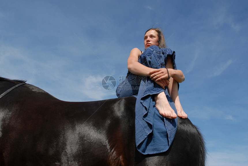 悲伤的骑马女孩男性宠物动物白色马术黑色天空青少年场地蓝色图片