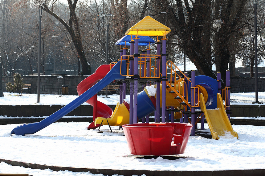 公园的幻灯片孩子红色蓝色操场季节黑色黄色白色乐趣童年图片