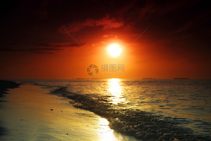 日落在海中季节海洋海岸线旅行反射天空假期金子蓝色天气图片