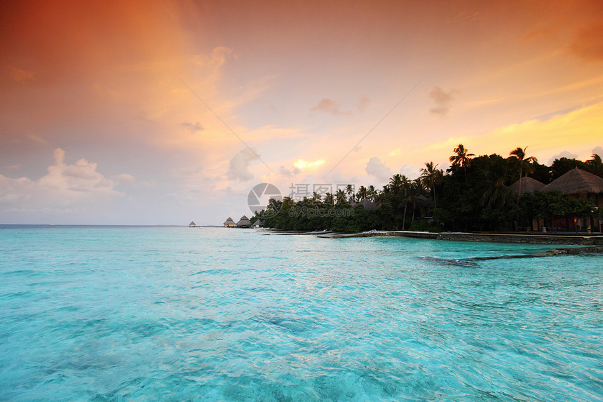 日落在海中蓝色地平线橙子金子假期海滩旅行海洋热带天空图片