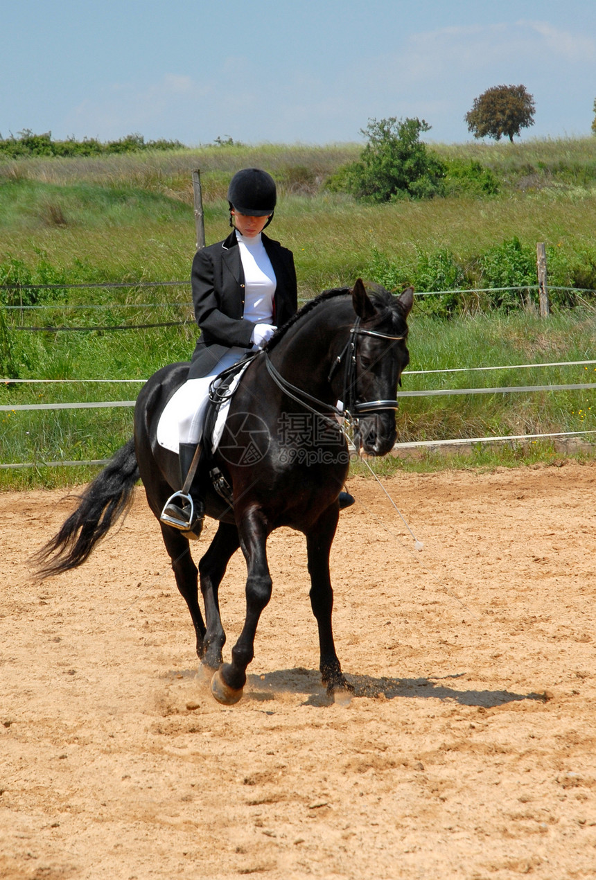 和有马的装饰的妇女青少年头盔黑色蓝色马术天空训练动物骑马盛装图片