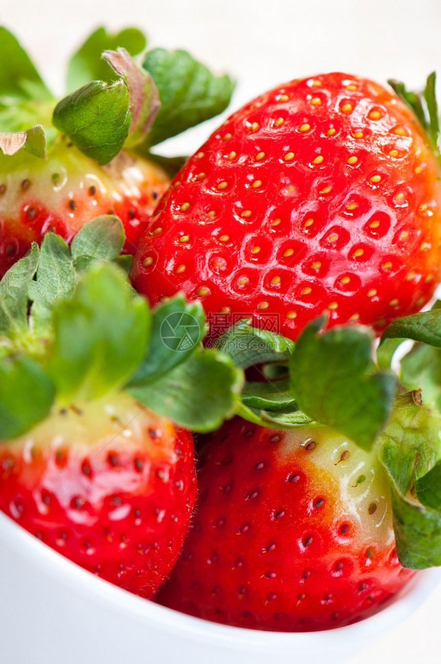 明亮成熟的草莓特写图片