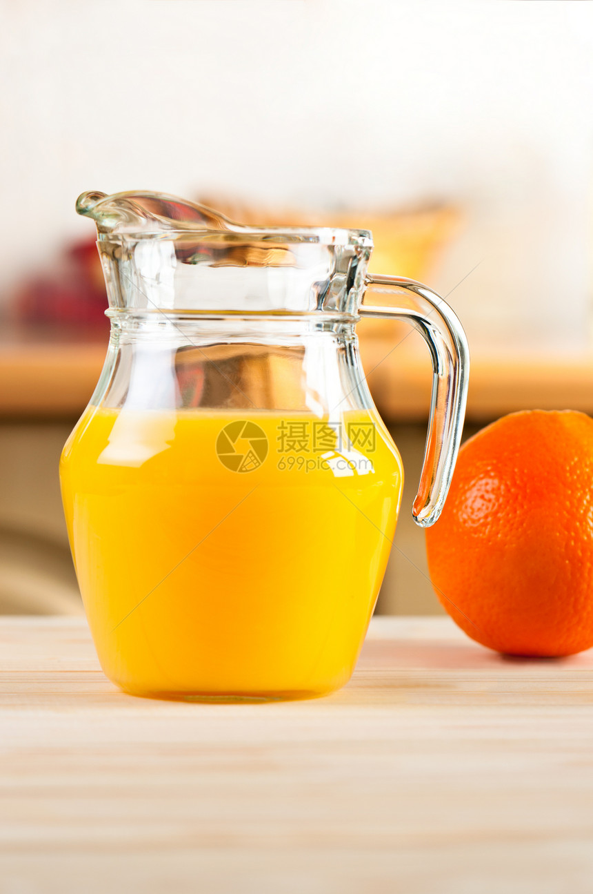 杯子罐子里的橙汁图片