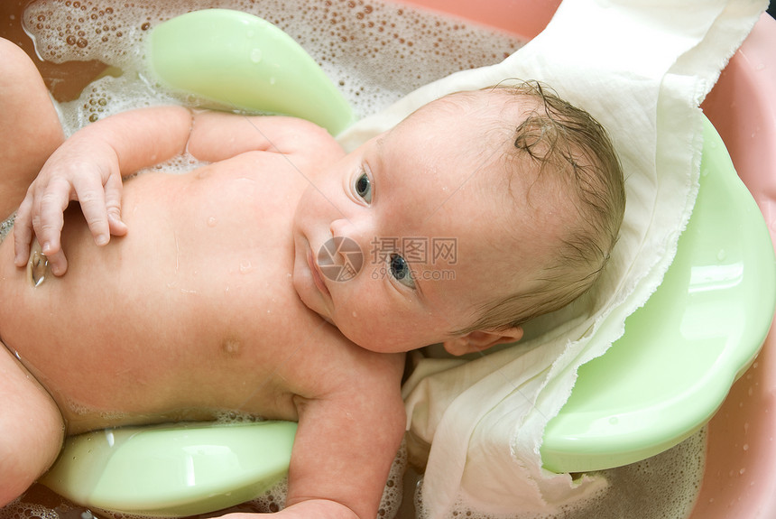 游泳婴儿男生泡沫父母青年浴缸乐趣卫生保健蓝色童年图片