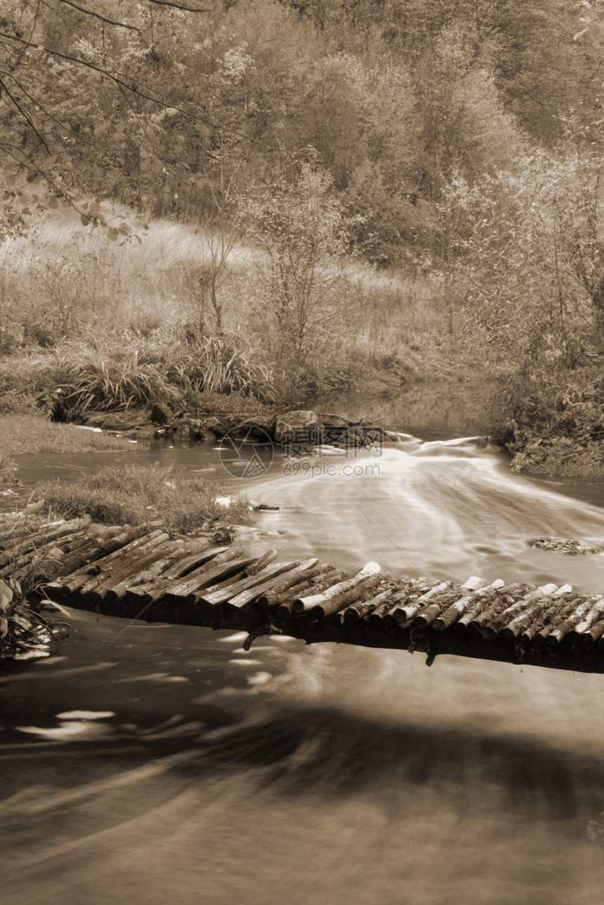 脚桥全景生态天桥木头公园速度荒野岩石瀑布溪流图片
