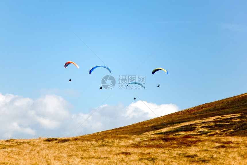 滑盘天空风险车辆降落伞运动员乐趣蓝色自由勇气图片