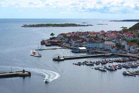 进入挪威里索港的机动船高清图片