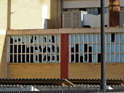 破损窗口碰撞框架犯罪拆除玻璃窗户建筑背景图片