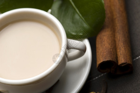 马萨拉沙伊粉红色牛奶时间叶子香料红茶香菜肉桂茶杯小豆蔻背景图片