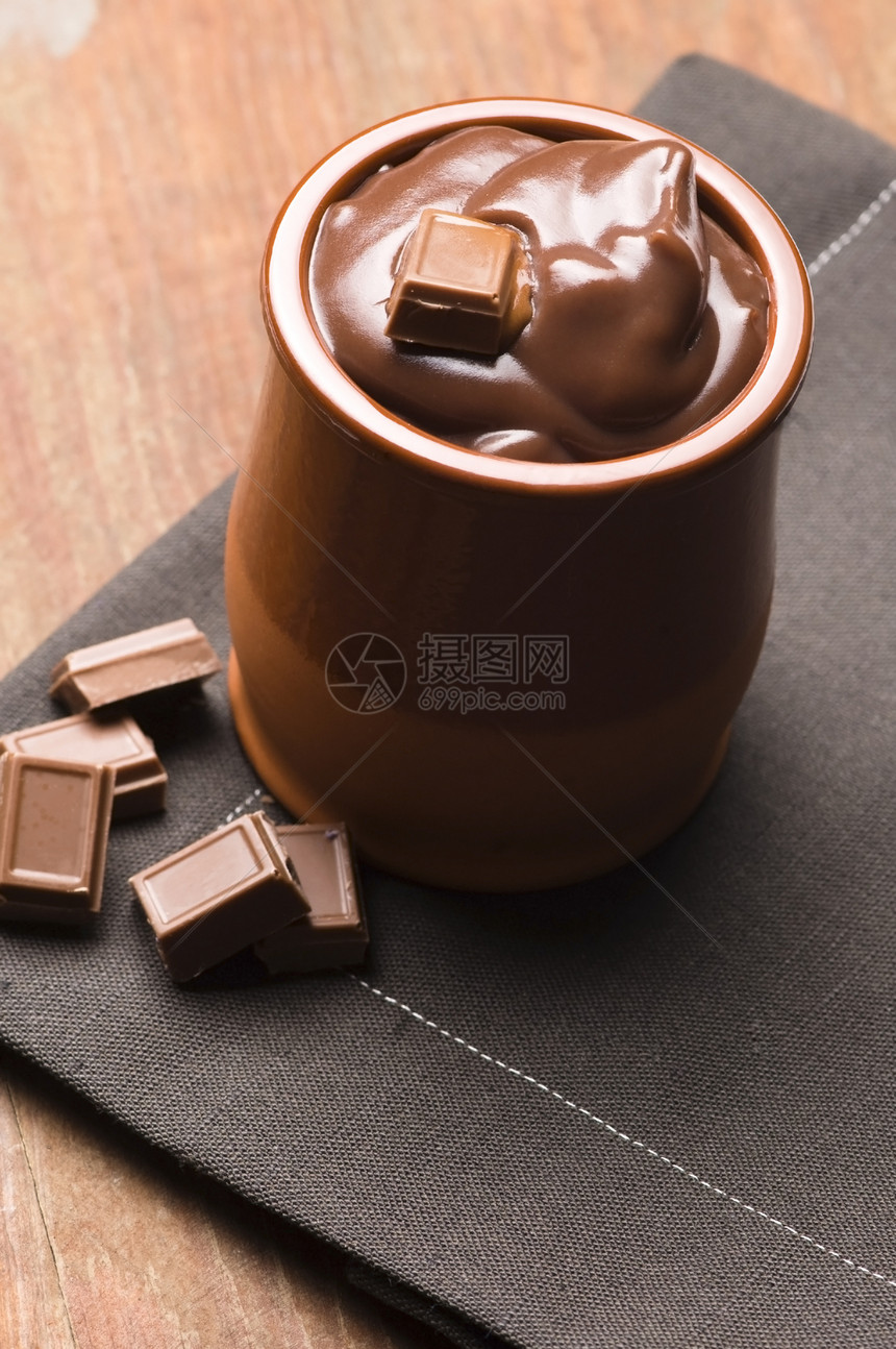 自制巧克力布料厨房奶油状饮食甜点烹饪食物液体牛奶奶油糖果图片
