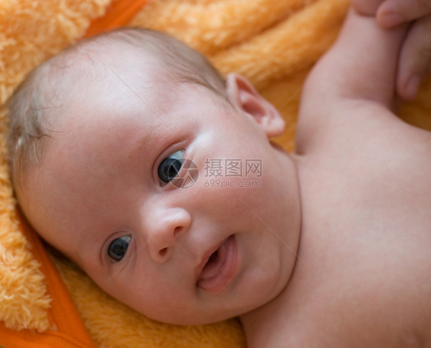 婴孩婴儿孩子童年新生生活眼睛皮肤乐趣毯子微笑男性图片