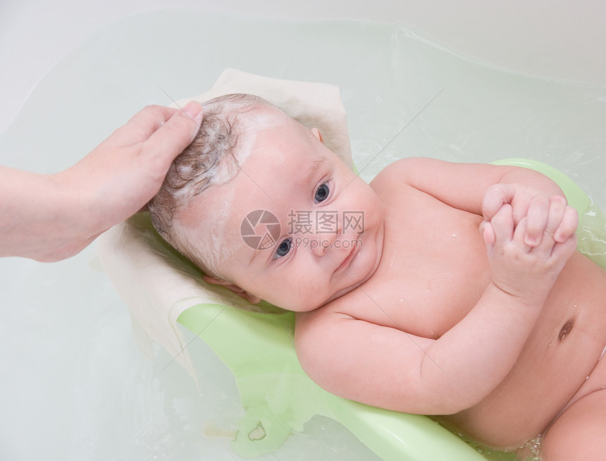 婴儿婴儿洗发水眼睛保健男生母亲快乐飞溅男性幸福浴缸妈妈图片