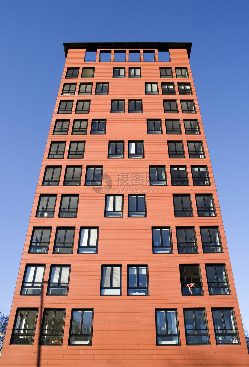 楼外露台小区红色橙子建筑建筑学外观天空房地产蓝天图片