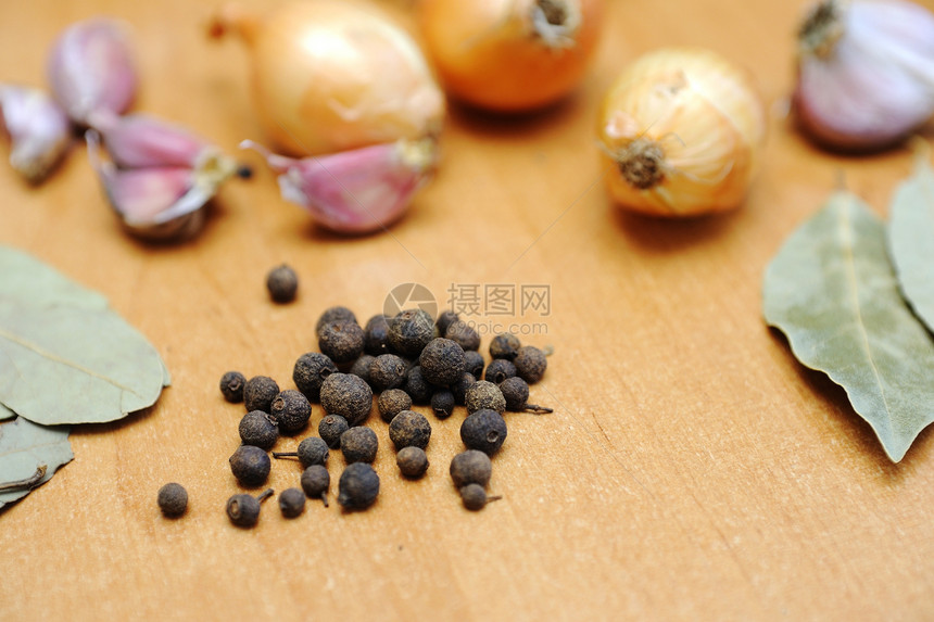 桌上的纸片食物烹饪草本植物木头植物群洋葱食谱香料草本芳香图片