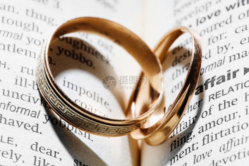 两个环婚礼金属钻石蜜月婚姻纪念日已婚周年庆典金子图片