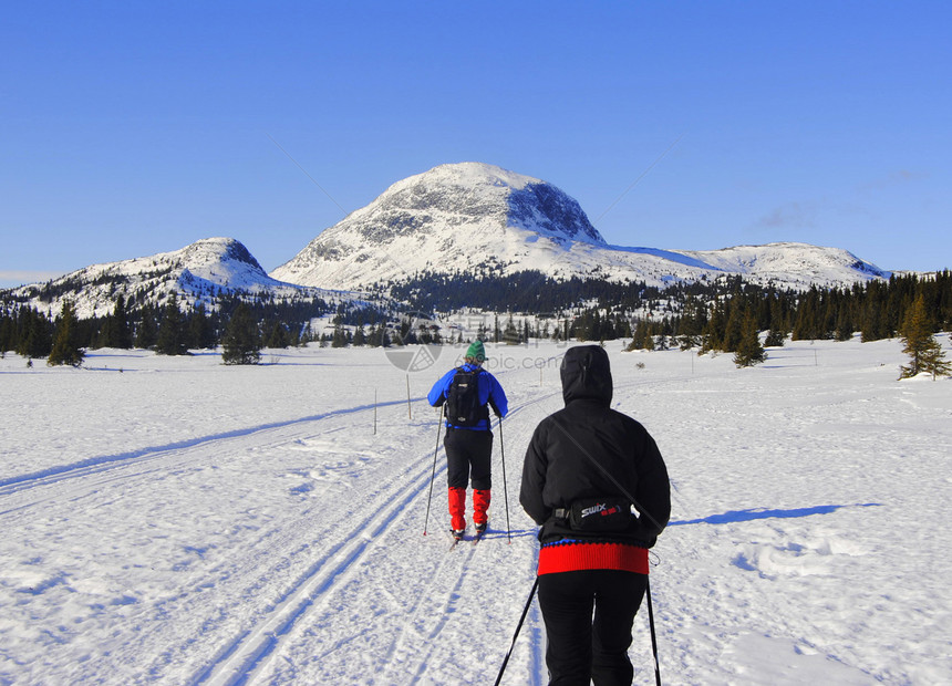 滑雪红色训练白色蓝色天空曲目山顶图片