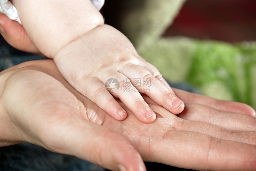 双手手指拇指家庭婴儿期孩子婴儿援助父母压痛手势图片