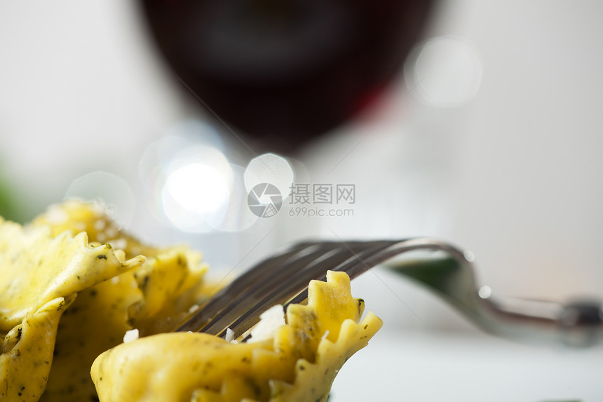 饺子配土豆泥和西兰花玻璃盘子沙拉刀具午餐红色蔬菜食物面条起动机图片
