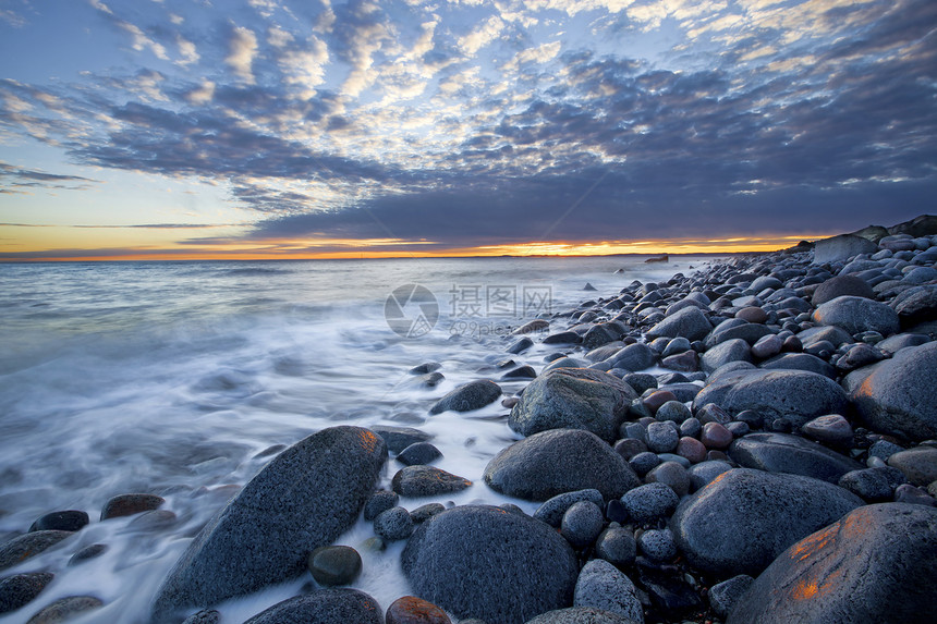 莫埃伦 挪威反射薄雾波浪海洋太阳石头海岸岩石滚动蓝色图片