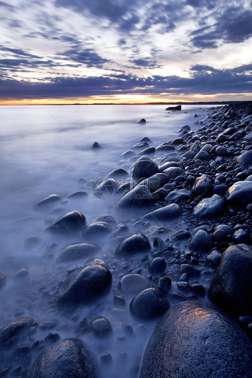 莫埃伦 挪威石头太阳波浪峡湾天空海洋反射滚动风景海岸图片