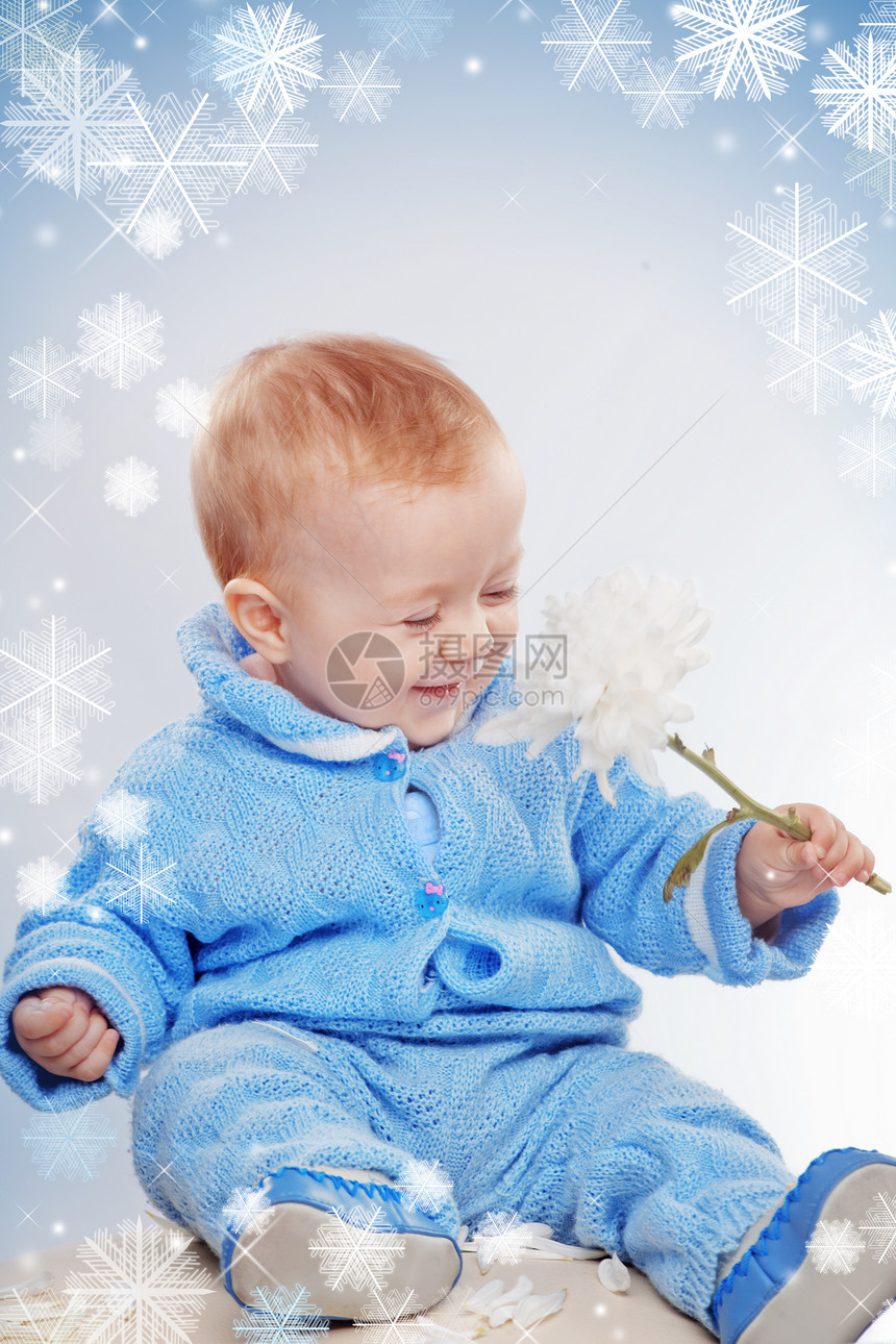 有花儿的孩子快乐青年儿童童年女孩情绪女性婴儿喜悦雪花图片