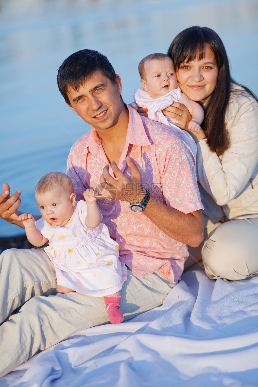 家庭拥抱孩子们母亲童年育儿母性微笑海滩假期蓝色图片