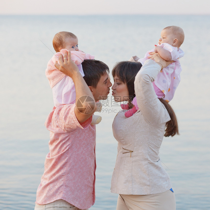 有子女的年幼父母女孩们新生儿蓝色母亲母性育儿生活家庭假期父亲图片