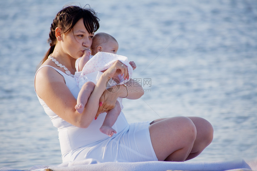 母亲与女儿新生拥抱育儿孩子童年女孩蓝色母性父母家庭图片
