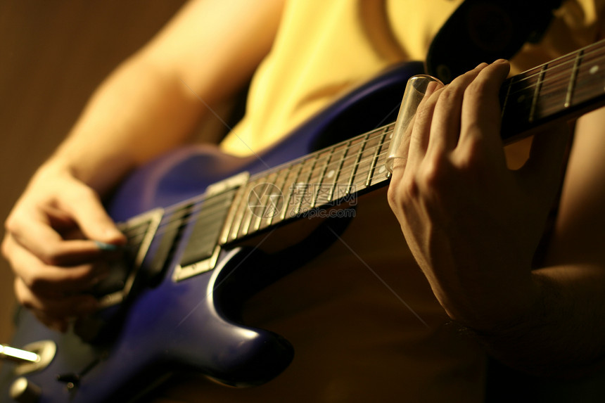 吉他独奏字符串和弦乐队艺术演员男人艺术家音乐会蓝色音乐家图片