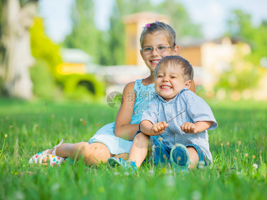 小男孩和他妹妹 在夏季公园里假期黄色家庭女性姐姐孩子兄弟绿色快乐男生图片