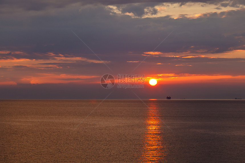 意大利热那亚附近孤独的船和美丽的日落戏剧性力量风暴太阳射线阳光橙子旅行天堂天空图片