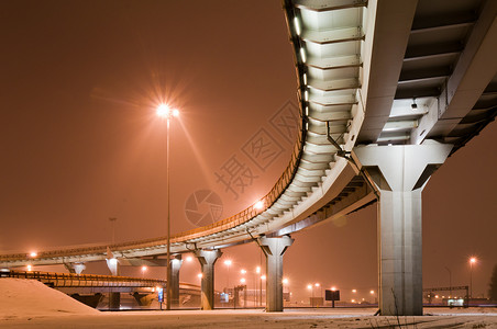 雪桥橙色夜间的公路背景