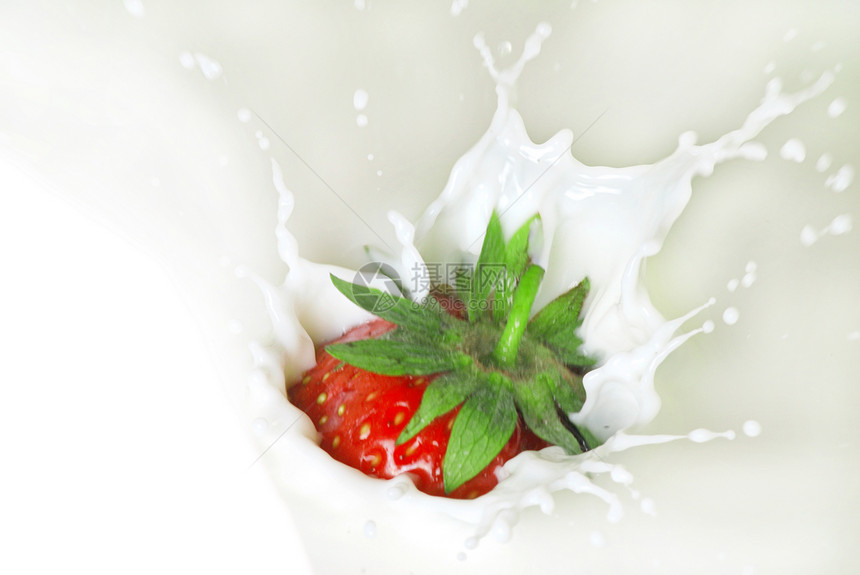 奶油中的草莓液体早餐气泡飞溅甜点宏观海浪茶点产品食物图片