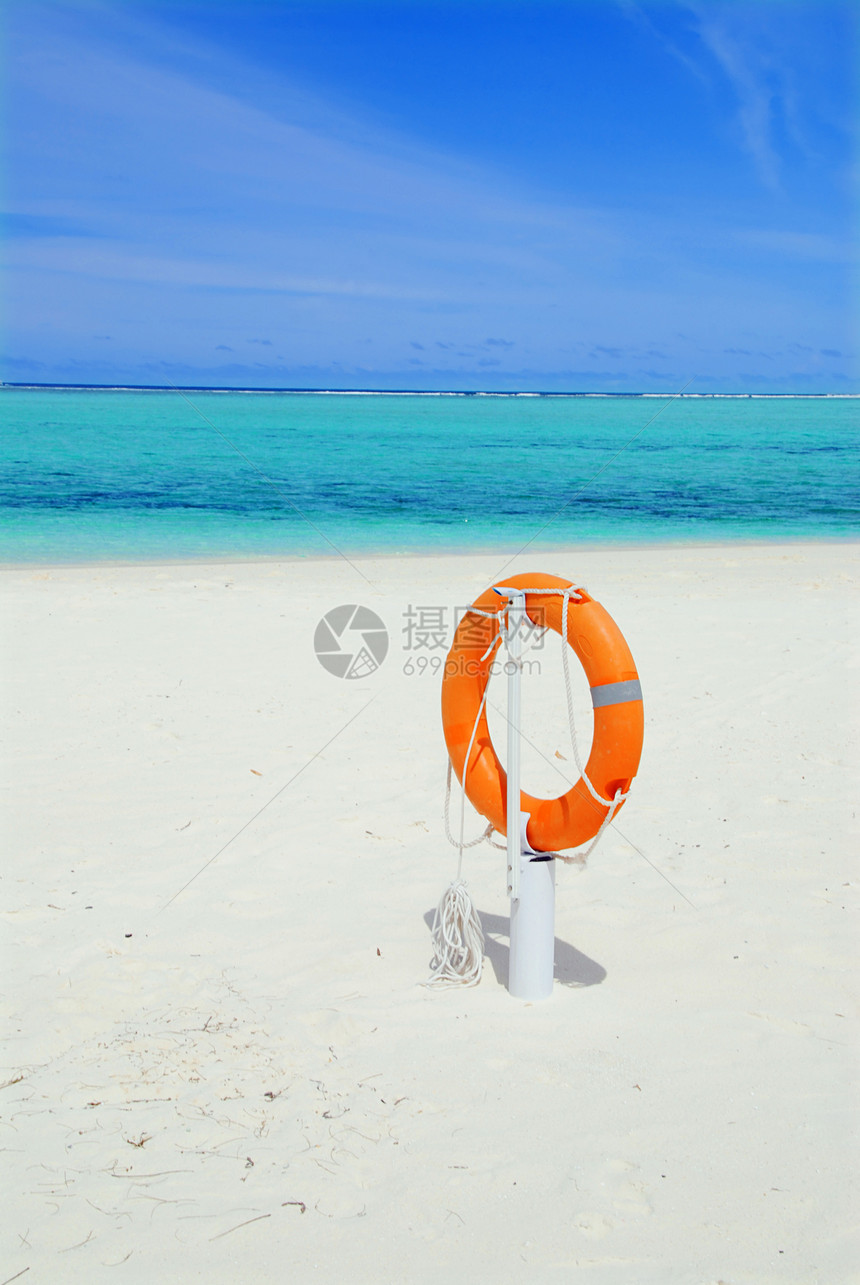救生船和海滩红色旅游白色海洋蓝色射线救生圈救生员天空太阳图片
