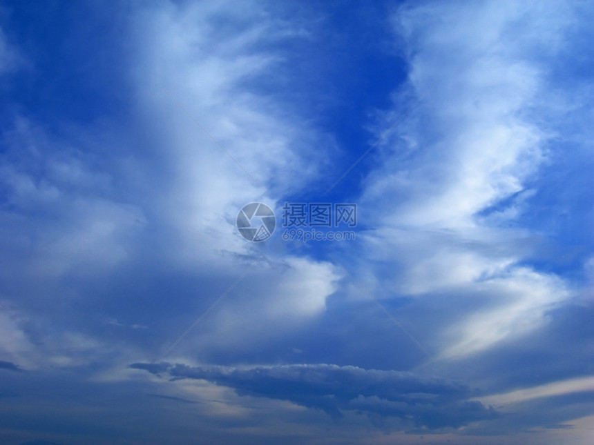 蓝色天空 云雾小全景天堂太阳白色旅行多云气氛梦幻日光晴天图片