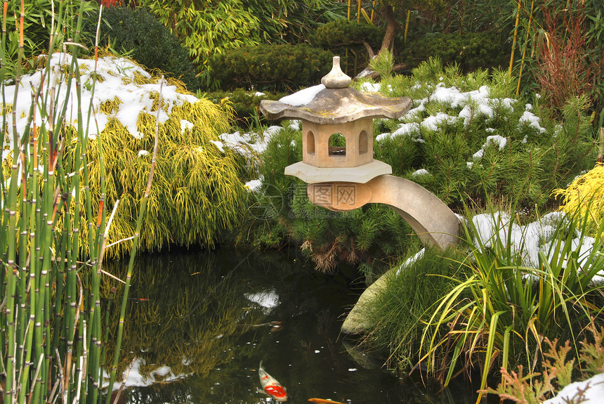 日本花园公园冥想植物文化池塘传统竹子锦鲤灯笼绿色图片