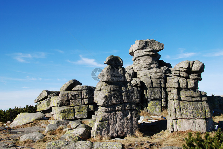 Krkonose的岩石纪念碑侵蚀顶峰石头干旱爬坡编队植被山脉天空巨石图片