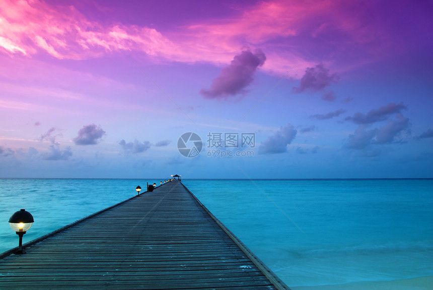 衰落中的日落小路太阳戏剧性日出天堂紫色港口旅行假期天桥图片