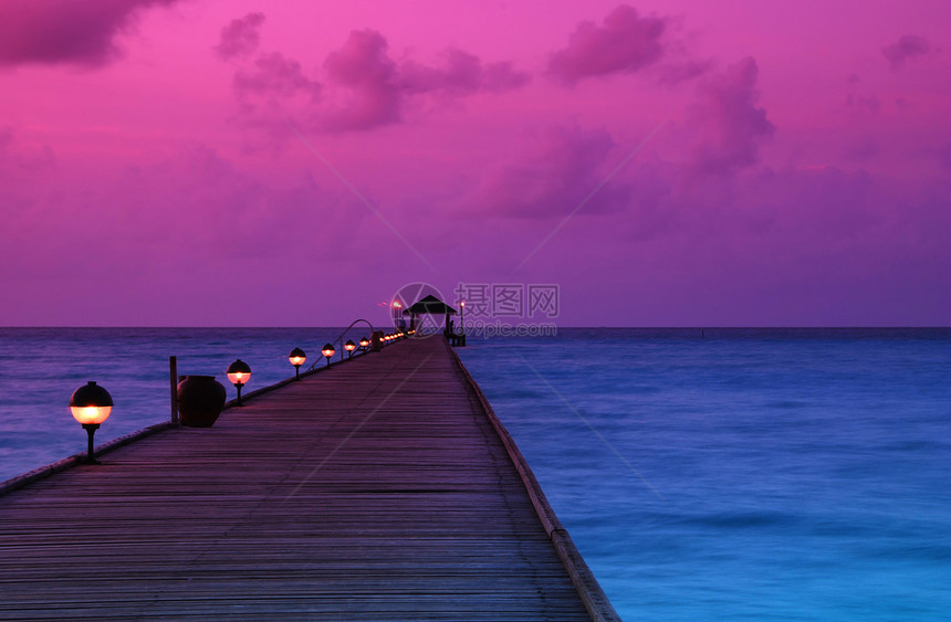 衰落中的日落波浪天桥假期旅游紫色反射旅行海岸热带太阳图片