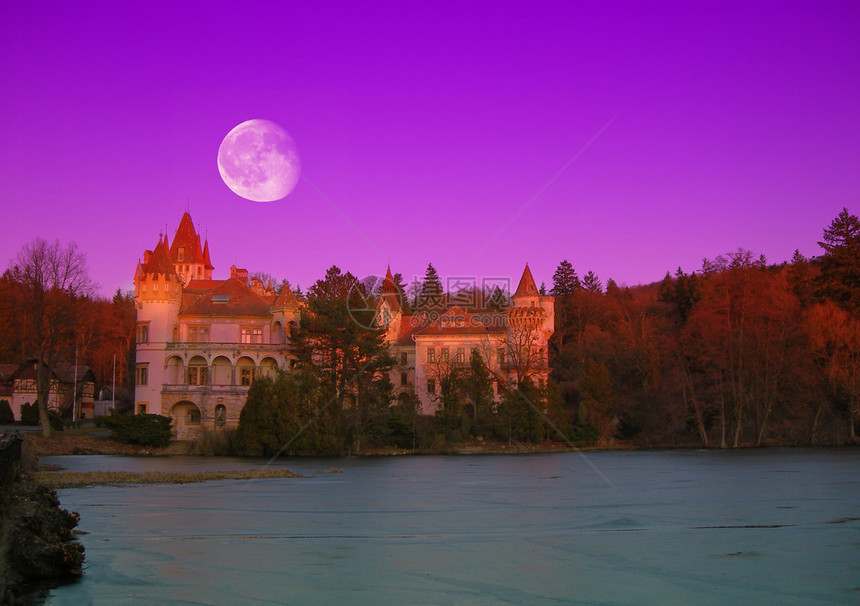 城堡和月月图片