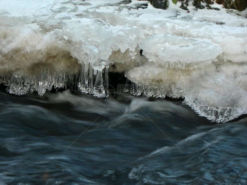冻结河季节火花冰柱流动森林宏观生态水晶溪流图片